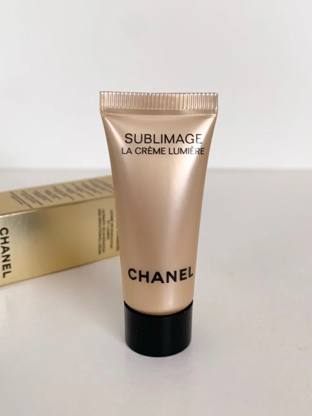 Hold CHANEL Sublimage La Crème Lumière - Picture 2 of 15